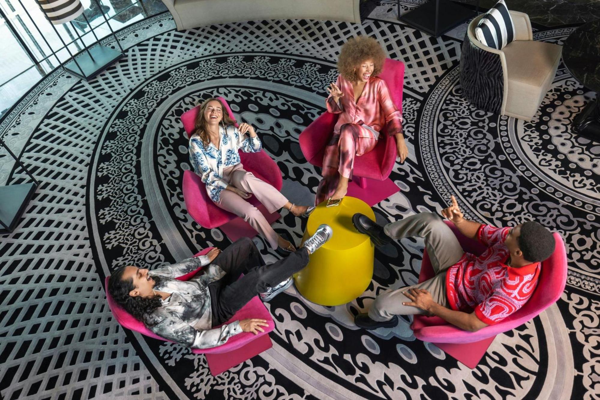 马斯喀特w酒店 外观 照片 The 2018–19 season of Project Runway was the first to feature a "Project Runway All Stars" spin-off.